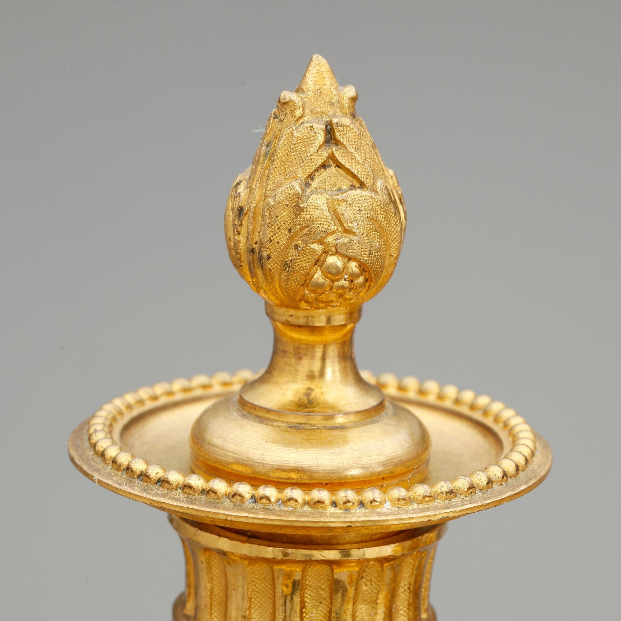 KANDELABRAR, ett par, förgylld brons, Louis XVI-stil, 1800-talets andra hälft.