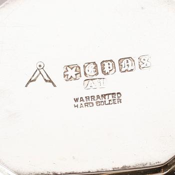 TESERVIS, 3 delar samt BRICKA, nysilver, brickan märkt Aspreys, London, 1900-talets första hälft.