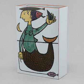 VAS samt VÄGGPLATTA, fajans, "Karneval", Stig Lindberg, Gustavsberg, 1958-1962.