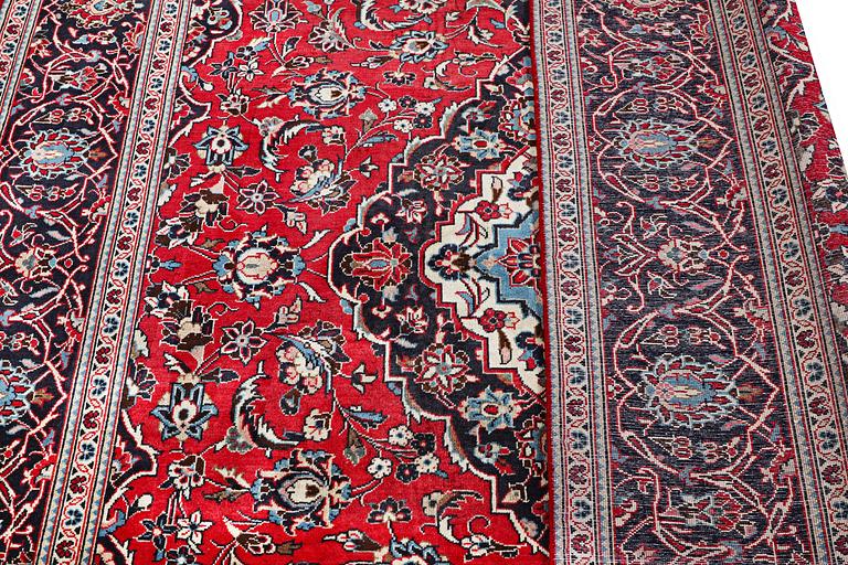 A Kashan carpet, c. 297 x 198 cm.