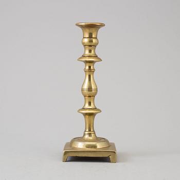 AN 18TH CENTURY BRONZE CANDLESTICK.