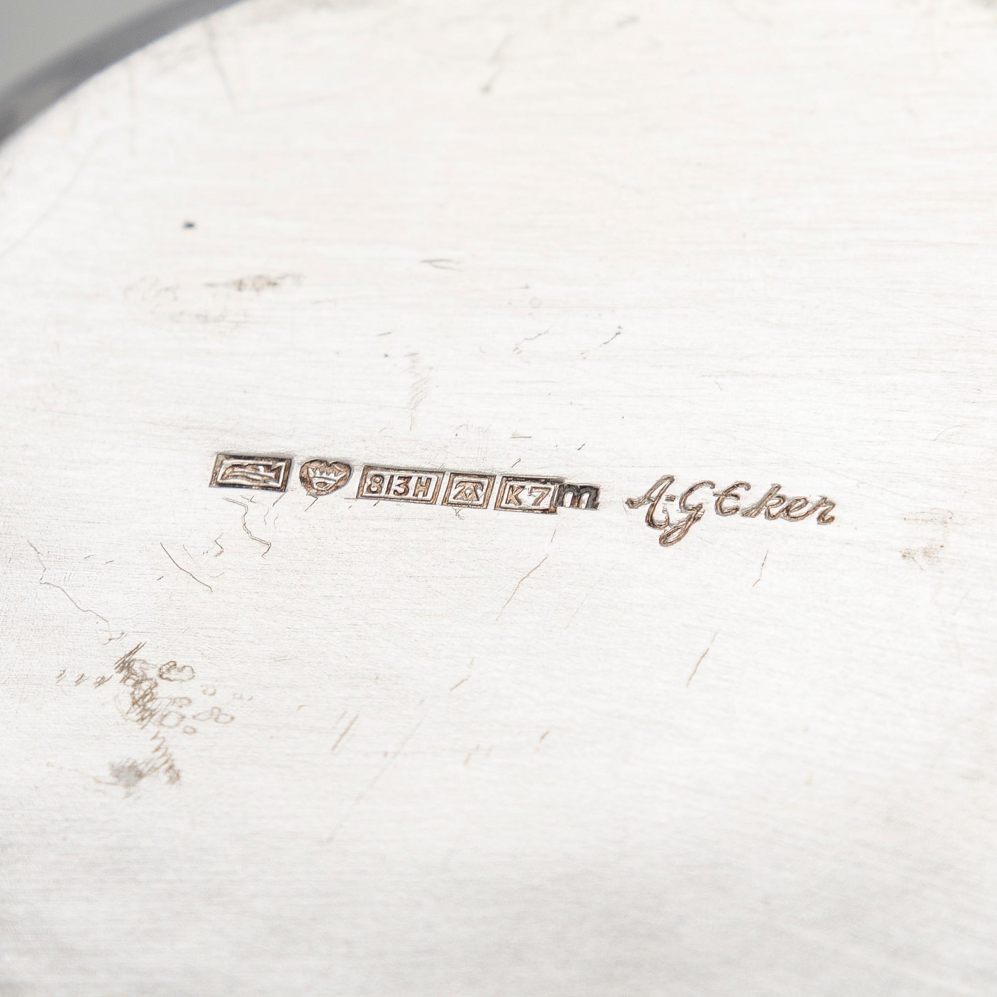 Anna-Greta Eker, Sokerikko ja kermakko, hopeaa ja mahonkia, Auran Kultaseppä oy, Turku 1963.