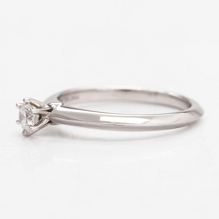 Tiffany & Co, sormus, platinaa ja briljanttihiottu timantti 0.20 ct. Todistuksella.