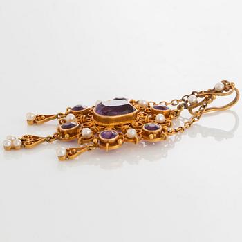 A necklace set with amethysts and pearls.