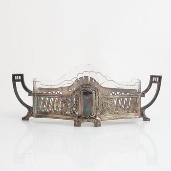 An Art Nouveau silver-plate jardinière, ealry 20th century.