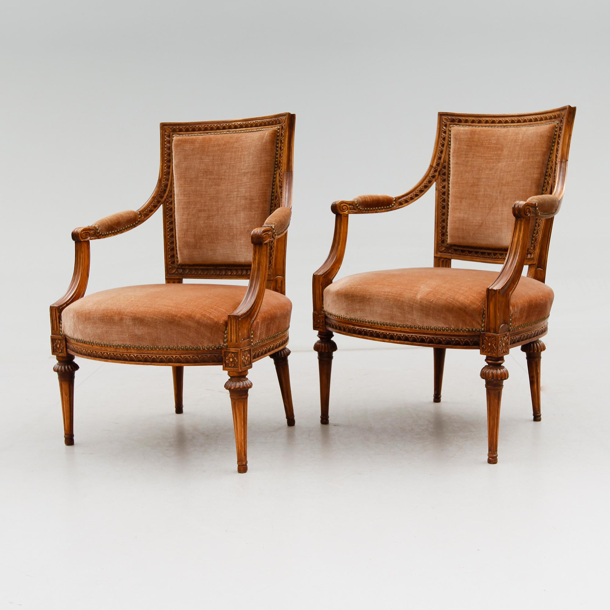 KARMSTOLAR, 2 st snarlika, gustavianska, 1700-talets andra hälft.