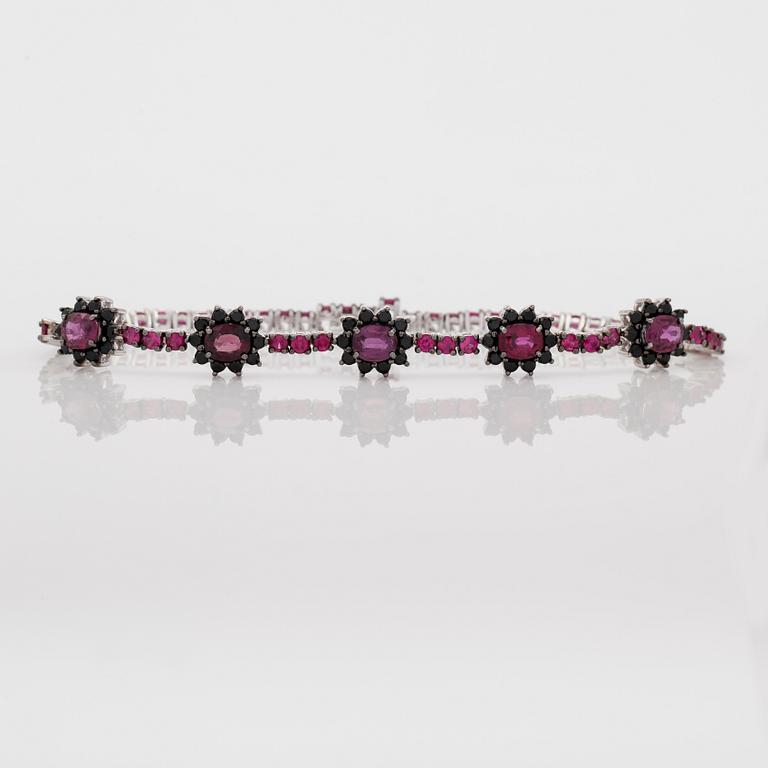ARMBAND, 18K vitguld, rubiner tot ca 4.54 ct. och svarta spineller tot ca 1.15 ct.