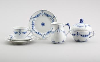SERVISPORSLIN, 30 delar, Bing & Gröndahl, Danmark, 1900-talets första hälft.
