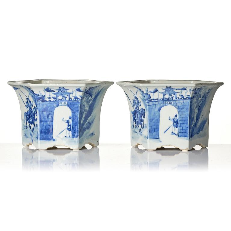 A pair of blue and white jardinieres, Qing dynasty, 19th century.