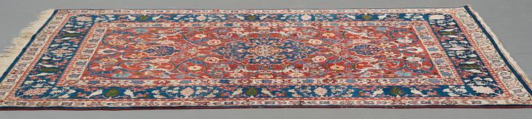 Matta, semiantik Isfahan, ca 213 x 151 cm (samt en kortsida med 1-2 cm slätväv).