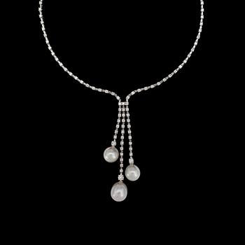 1313. A cultured South sea and brilliant cut diamond necklace, tot. app. 2.20 cts.