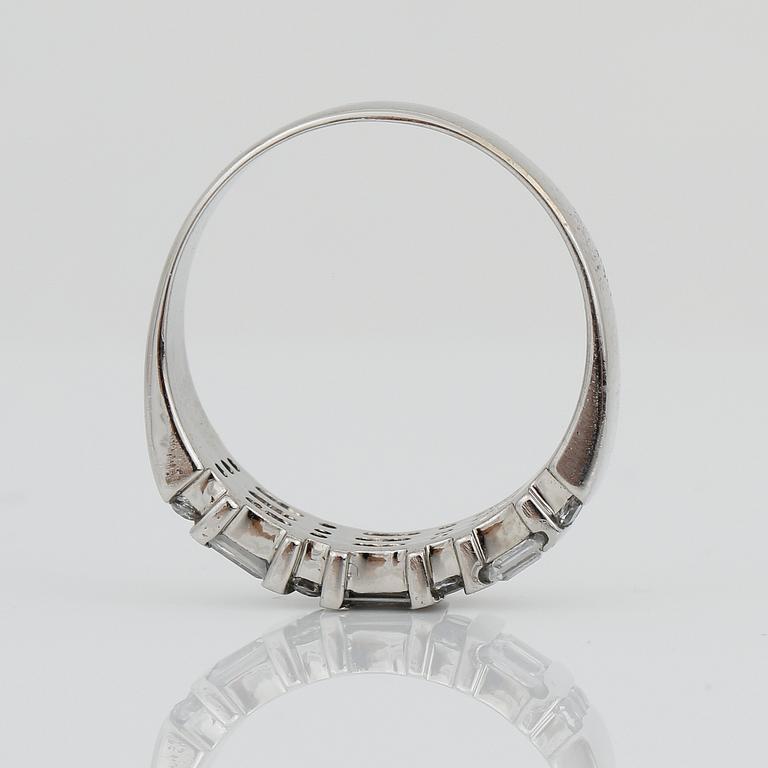 RING, 18K vitguld med baguette och briljantslipade diamanter, tot ca 1,26 ct. Vikt ca 5,76 g.