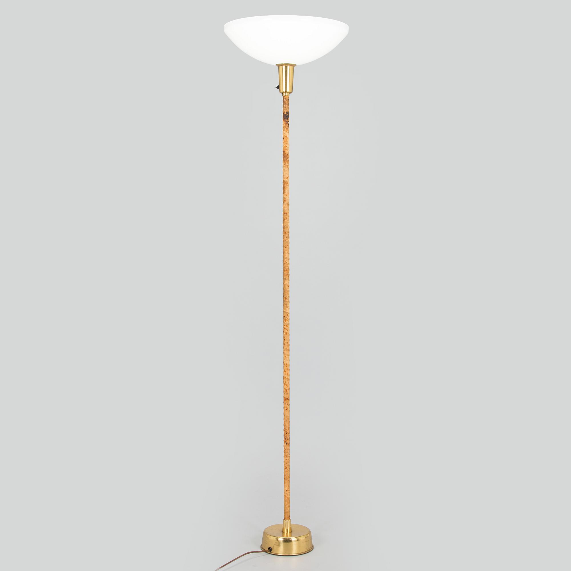 Lisa Johansson-Pape, Lattiavalaisin, Stockmann-Orno, 1900-luvun puoliväli. Korkeus 188 cm.