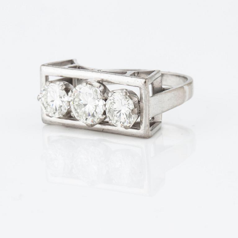 RING, med tre briljantslipade diamanter, totalt ca 2.30 ct.