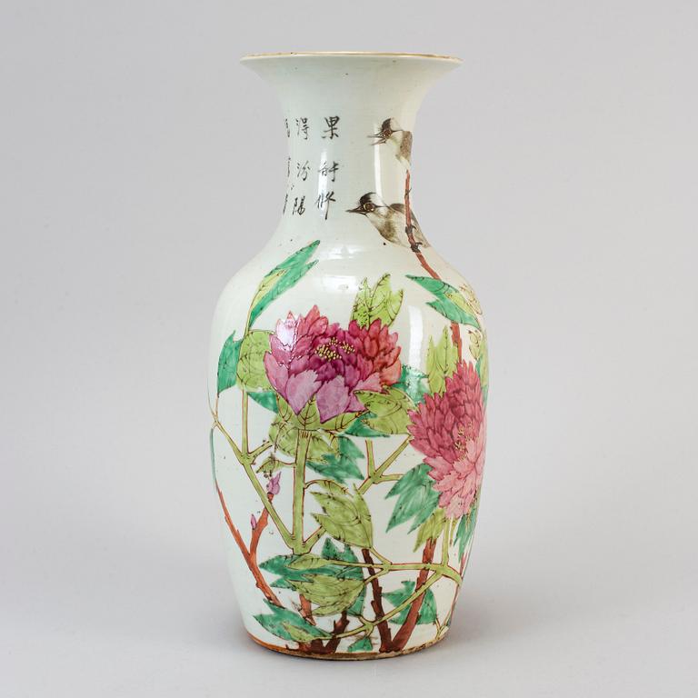 A famille rose vase, Qing dynasty, late 19th century.