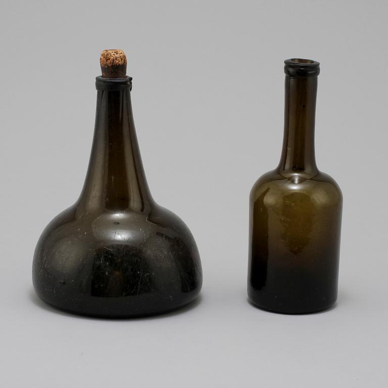 FLASKOR, två st, 1700-tal.