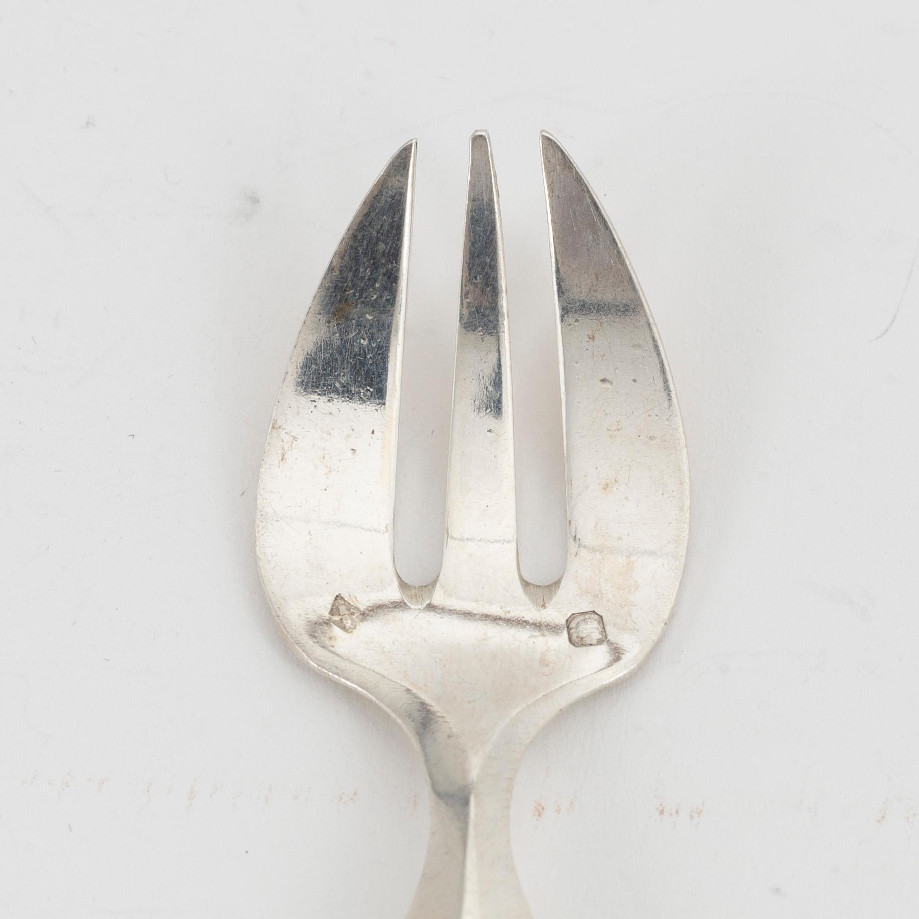 A set of 16 French silver 950 oyster forks, Paris circa 1900.