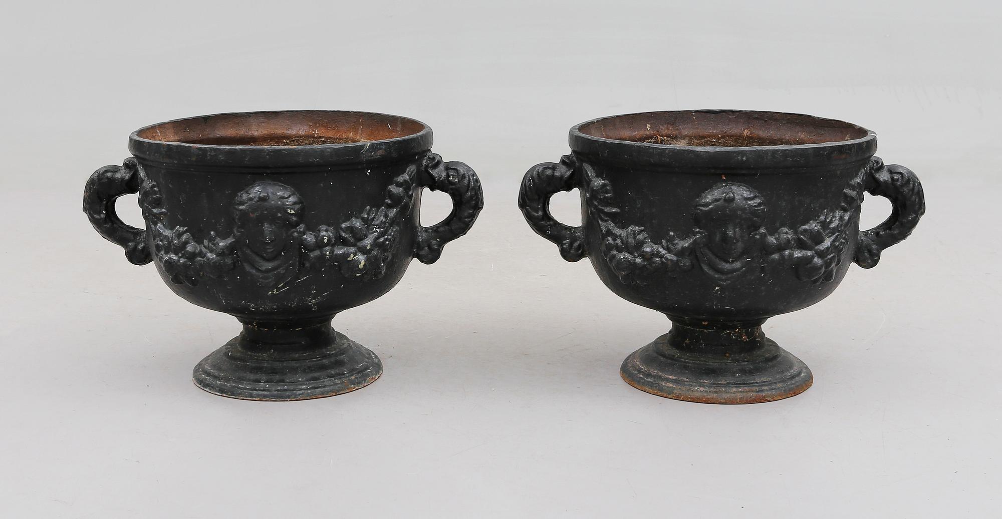 TRÄDGÅRDSURNOR, 1 par, gjutjärn, omkring år 1900.