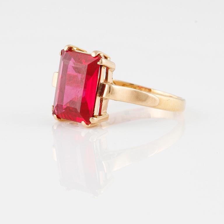 RING, 20K guld med fasettslipad syntetisk safir, Stockholm, 1870. Vikt 3,7 gram.