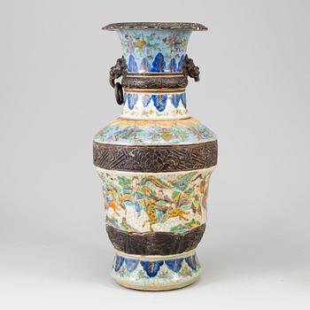 A Chinese ge glazed vase, early 20th century.