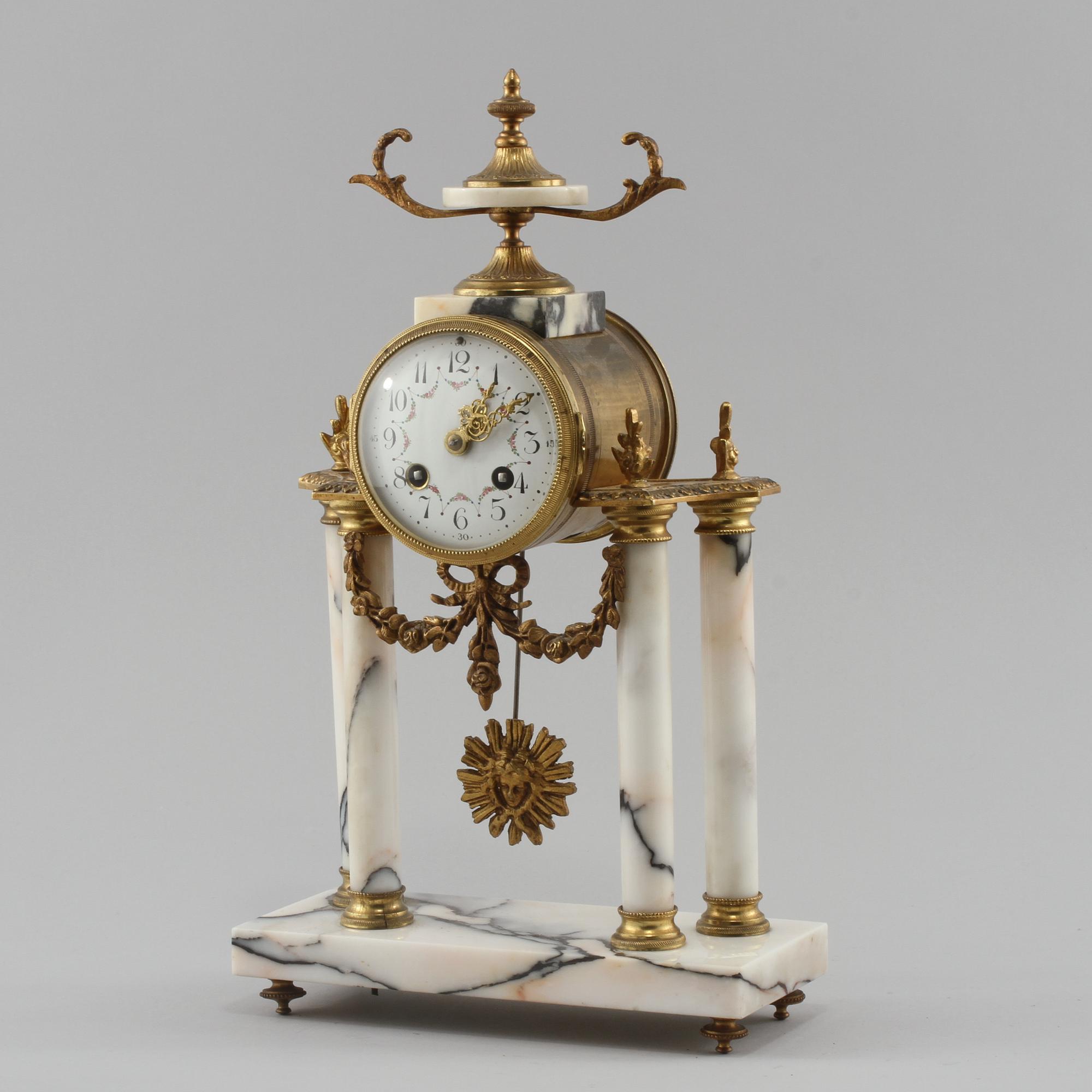 BORDSUR, Louis XVI-stil, 1900-talets första hälft.
