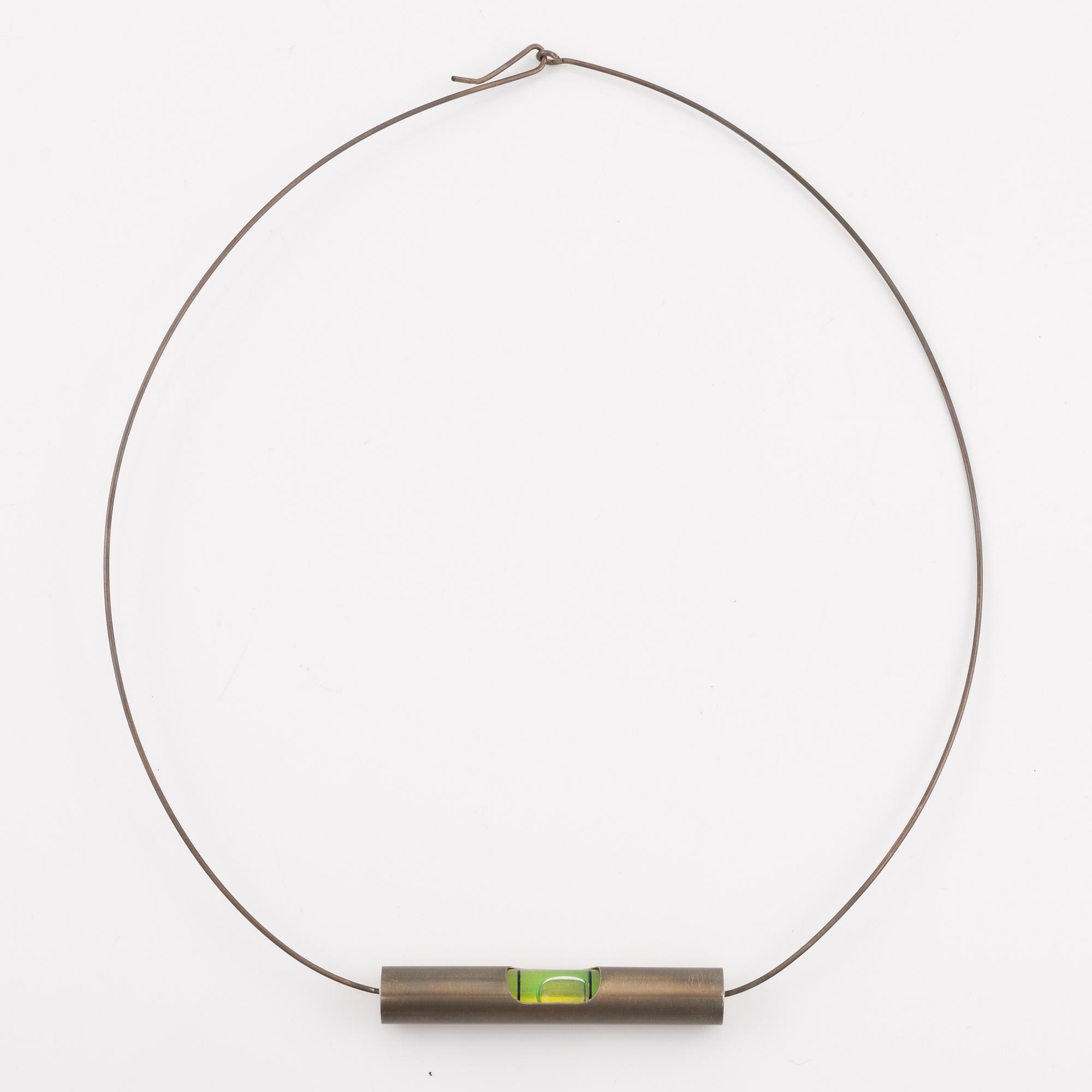 Dan Wolgers, collier med vattenpass.