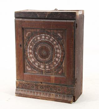 VÄGGSKÅP. Allmoge. 1800-tal.