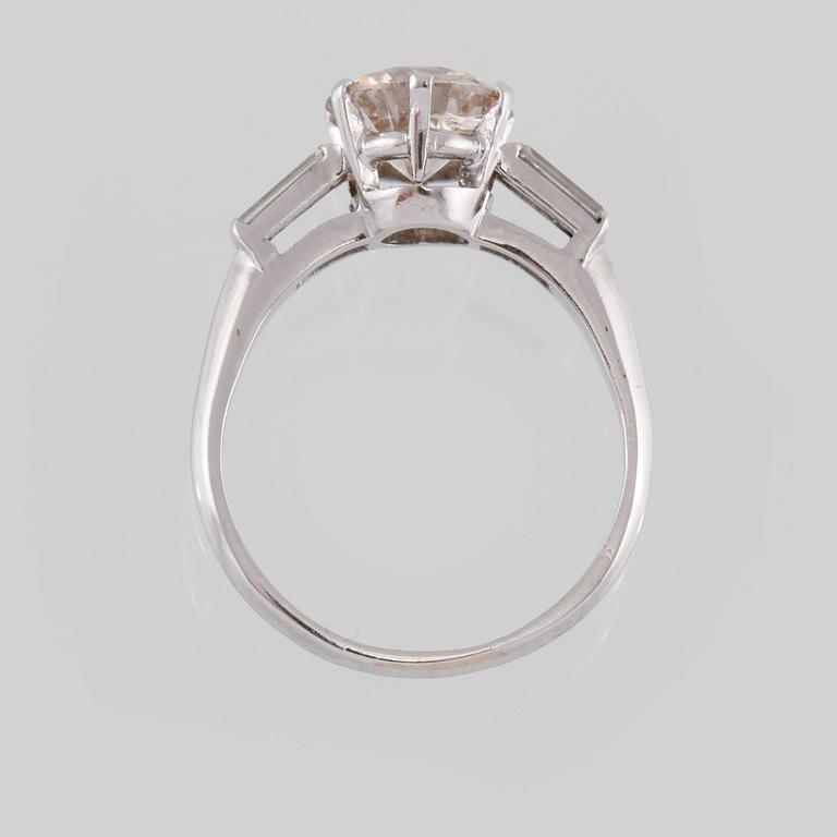 RING, platina med briljantslipade diamant 2.19 ct samt 2 baguettslipade diamanter 0.21 ct, Vikt 5,1 gram.