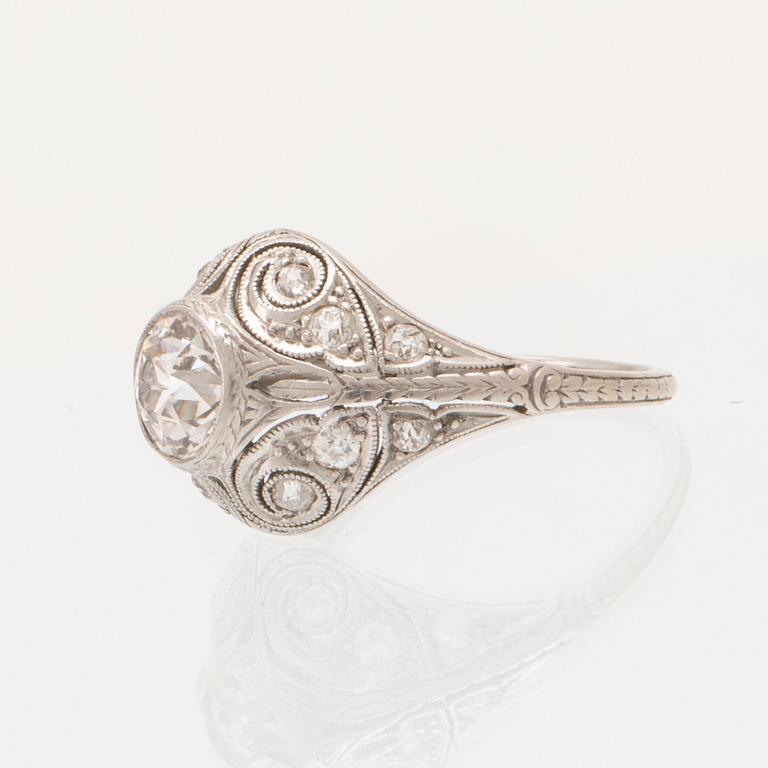 Ring in platinum with old-cut diamonds.