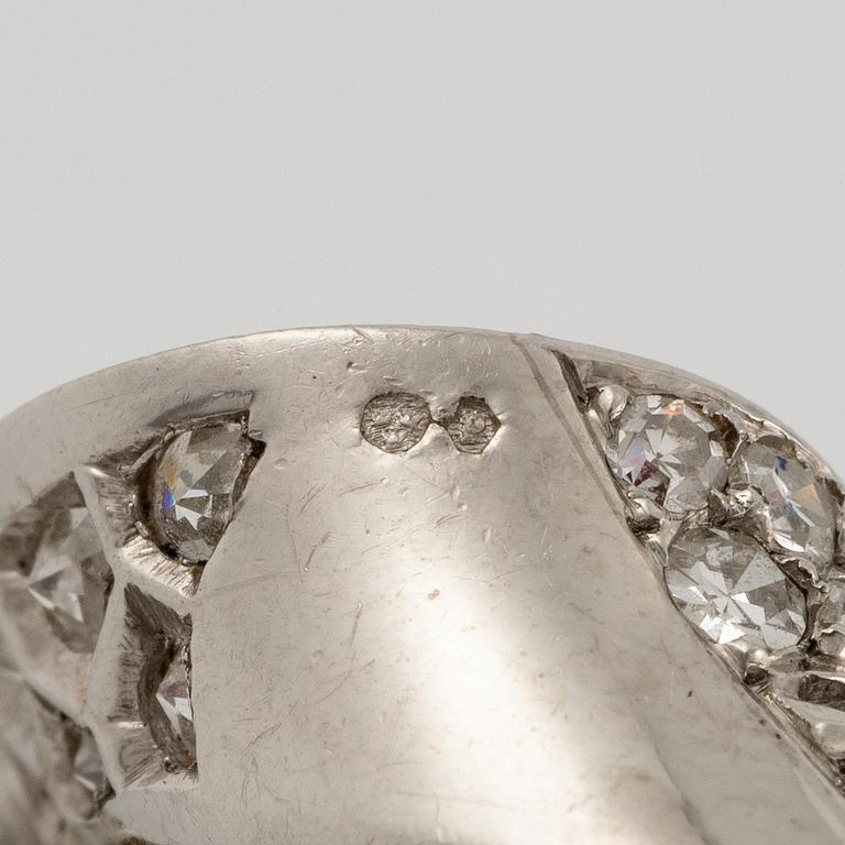 A brooch in platinum in the form of a bow with rubies and diamonds, likely from the 1950s.