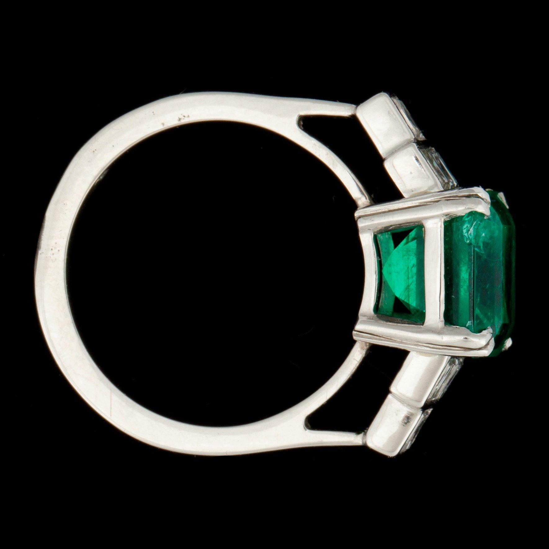 RING med smaragdslipad smaragd 4.56 ct samt carréslipade diamanter totalt 0.90 ct.