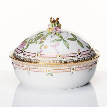 Karott med lock, porslin. Royal Copenhagen, "Flora Danica", Danmark, 1900-tal.