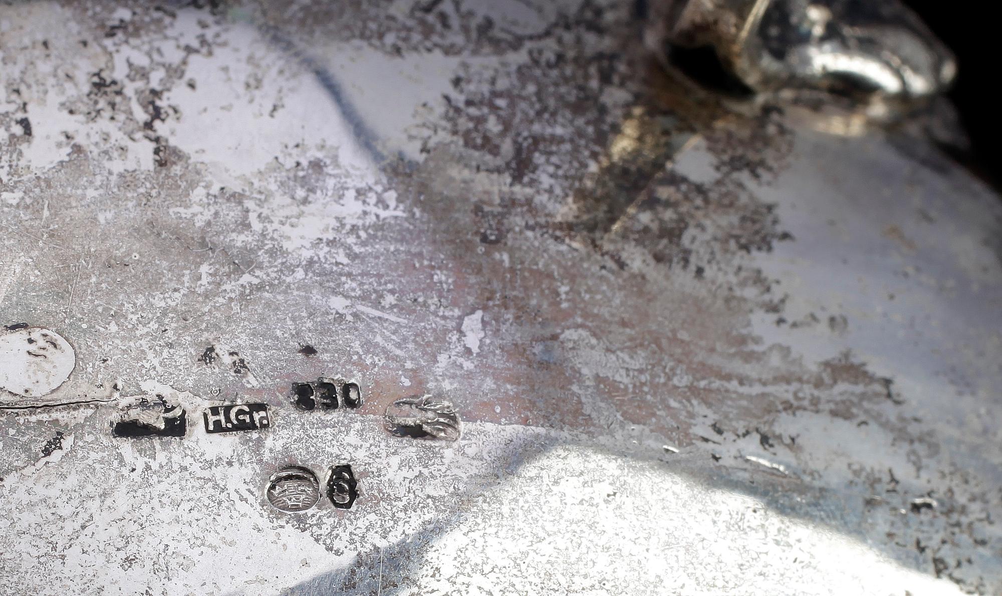 GRÄDDKANNA, SOCKERSKÅL samt SOCKERTÅNG, silver, rokokostil, 1900-tal, svenska importstämplar, 356,3 g.