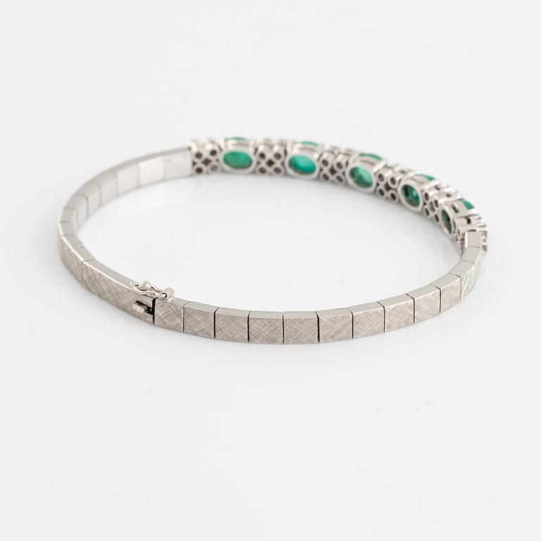 Bracelet, white gold with cabochon-cut emeralds and brilliant-cut diamonds.