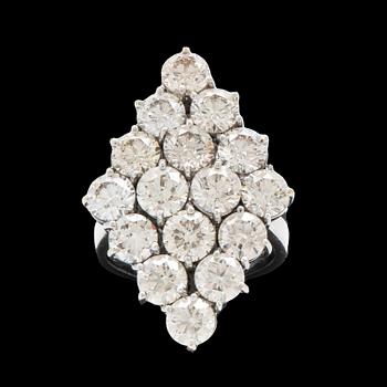 An 18K white gold and diamond ring, approx. 11.2 ct.