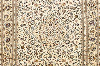 A part silk Kashan carpet, a. 353 x 244 cm.