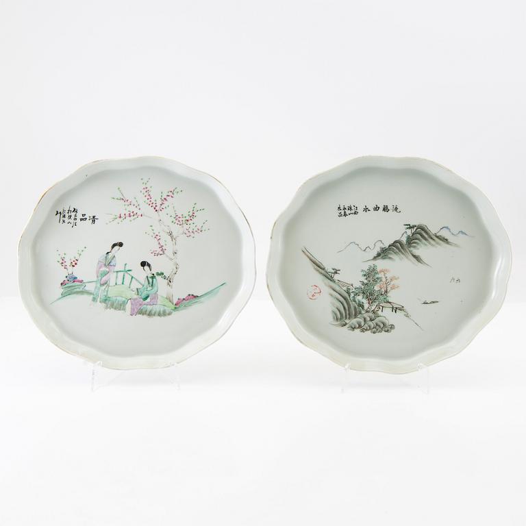 A set with two Chinese porcelain trays, 20th century.