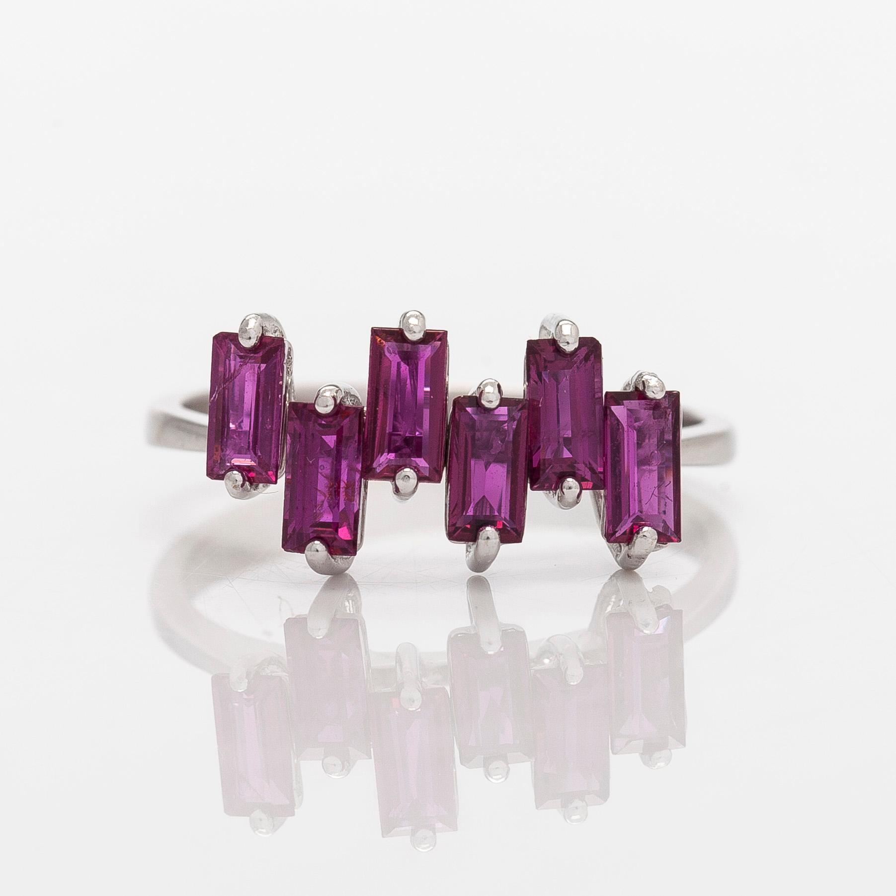 Ring, 18K vitguld med safirer.