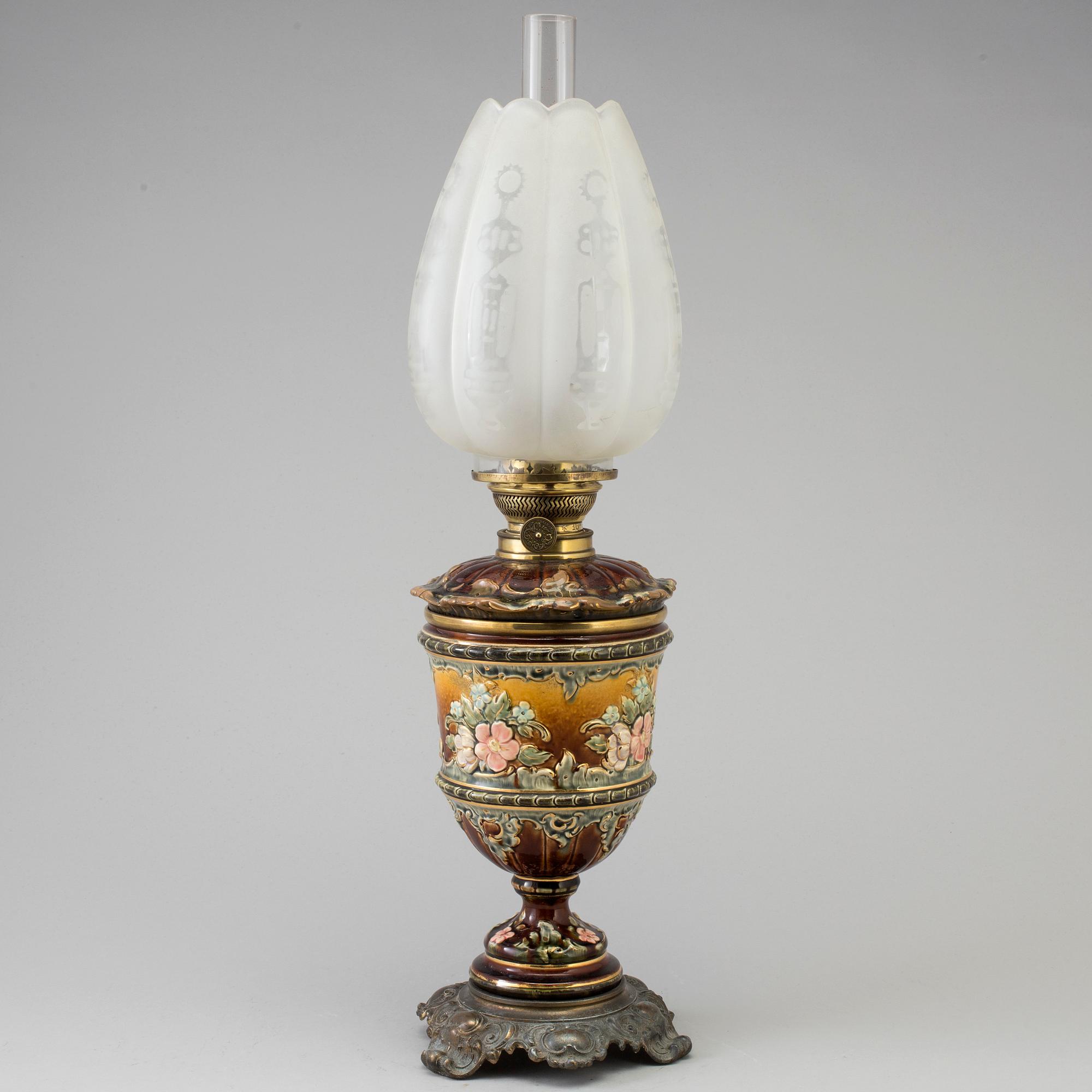 FOTOGENLAMPA, majolika, omkring 1900.