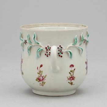 VAS, MUGG samt ASK MED LOCK, porslin, bl a Qianlong (1736-1795).