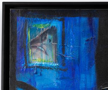 Carolina Gynning, Porträtt mot blå fond.