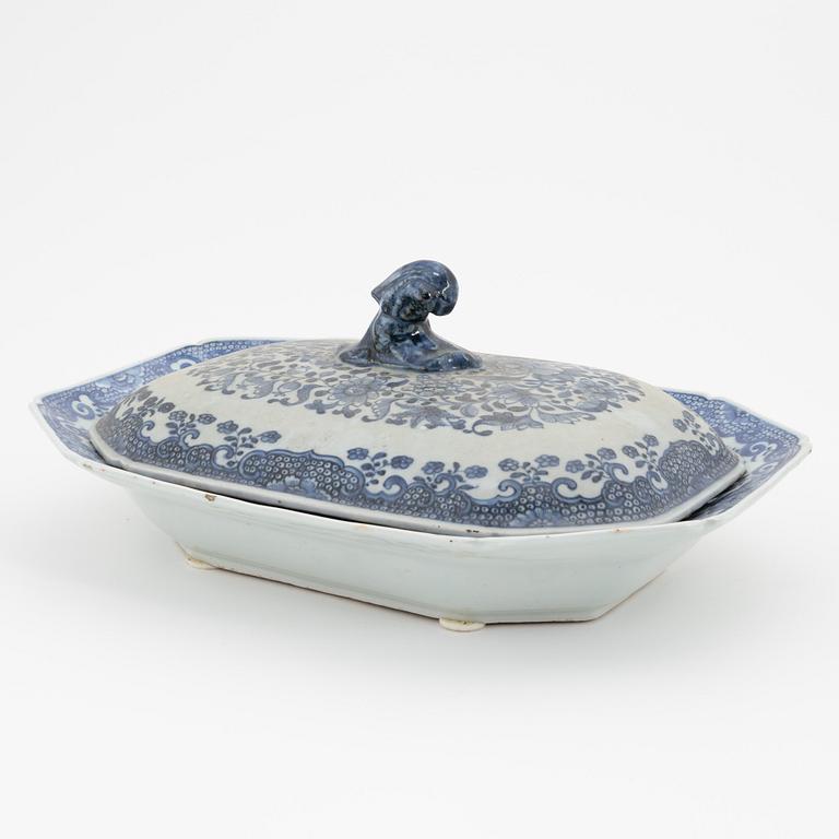 A blue and white tureen stand and two covers, Qing dynasty, Qianlong (1736-95).