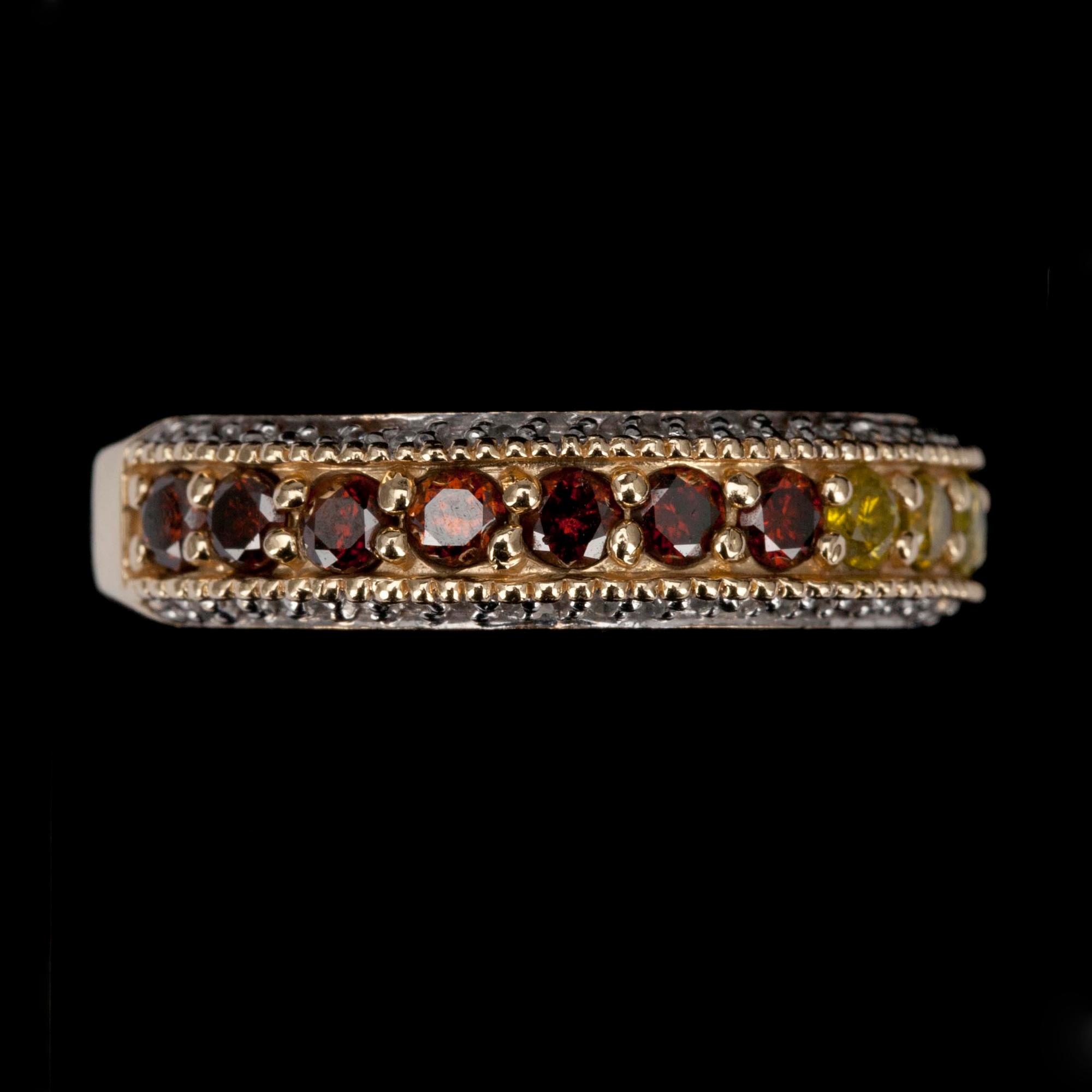 RING, guld 14K, färgade briljantslipade diamanter samt färglösa små diamanter. Vikt 6,4 g.