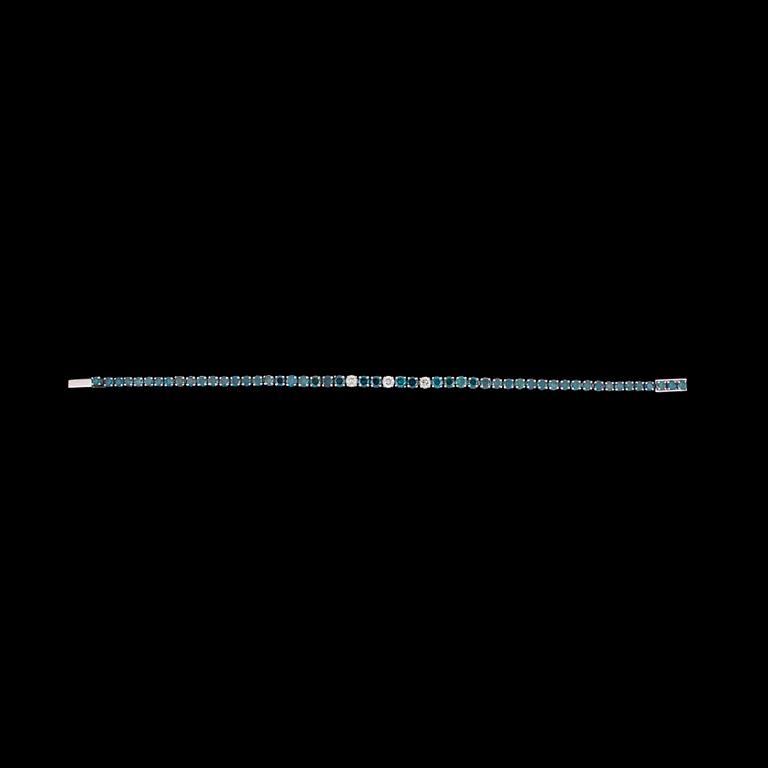 A blue and white brilliant cut diamond bracelet, tot. 6.29 cts.