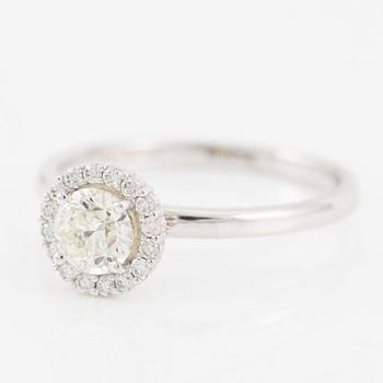 Ring in 14K gold with round brilliant-cut diamonds.