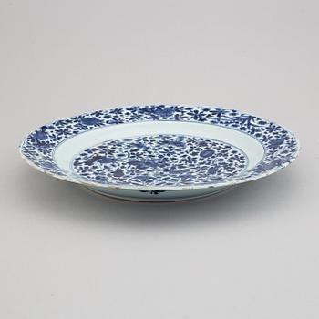 A blue and white serving dish, Qing dynasty,  Kangxi (1662-1722).