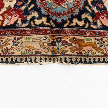 An antique Tabriz carpet, ca 354,5 x 276 cm.