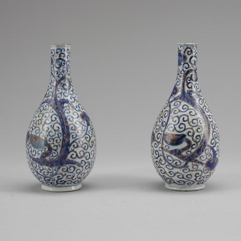 VASER, ett par, porslin Kangxi-stil, 1800-tal.