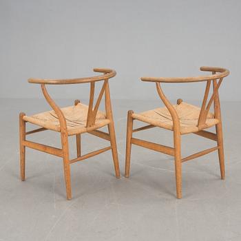 KARMSTOLAR, ett par, "Y-stolen", Hans J Wegner, etikettsmärkt Carl Hansen & Søn, Møbelfabrik Odense, 1970-talets början.