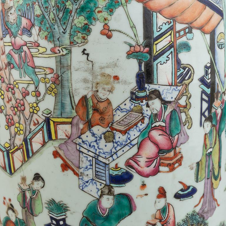 A famille verte floor vase, Qing dynasty, early 20th century.